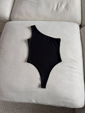 PrettyLittleThing Black One Shoulder Bodysuit Small NWOT Trendy